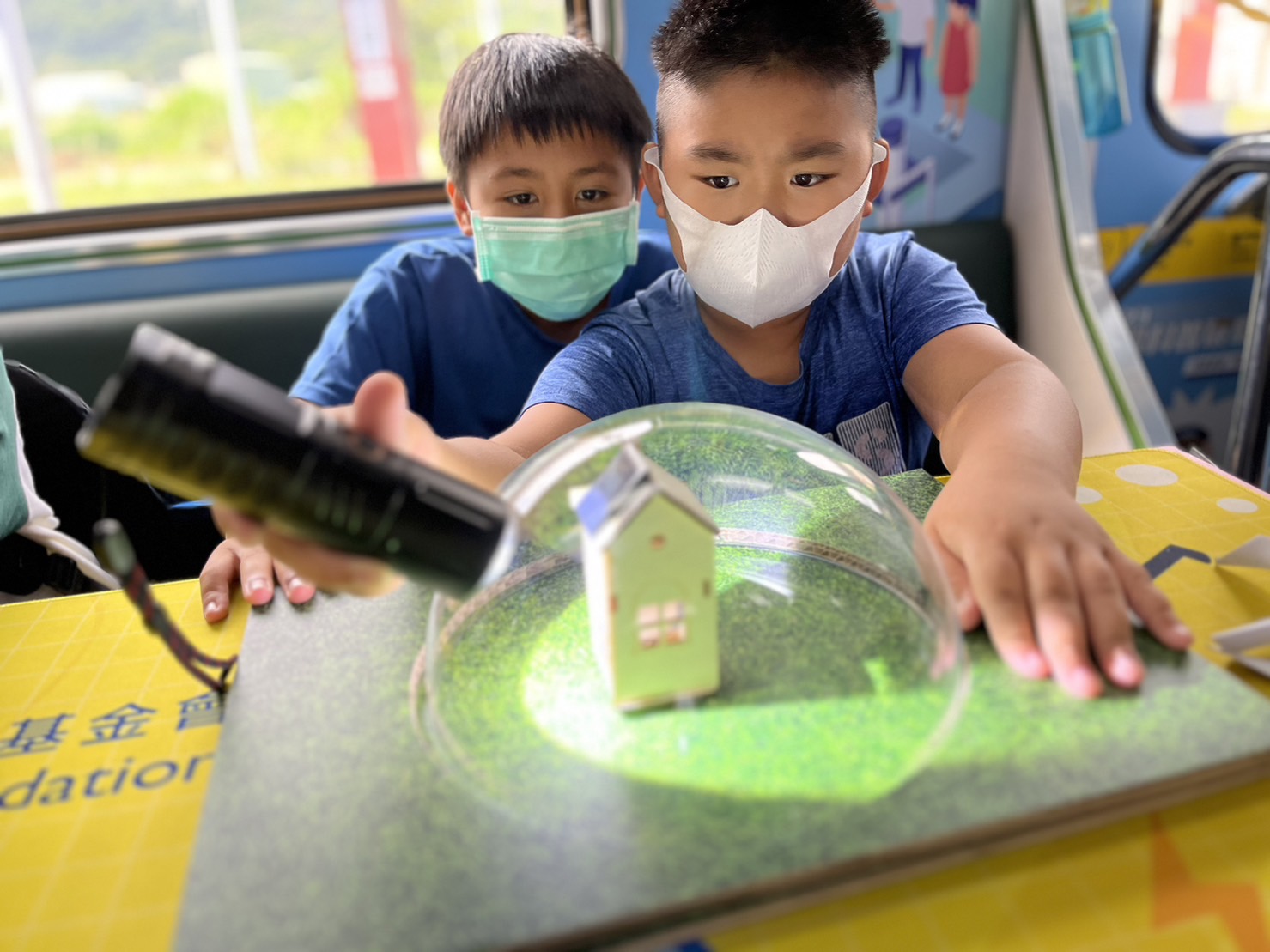 jbo竞博參與基礎科學主題車廂，以STEAM教學精神，設計「逐日科學家」、「太陽能工程師」以及「淨零建築師」三大能源科普課程和實驗